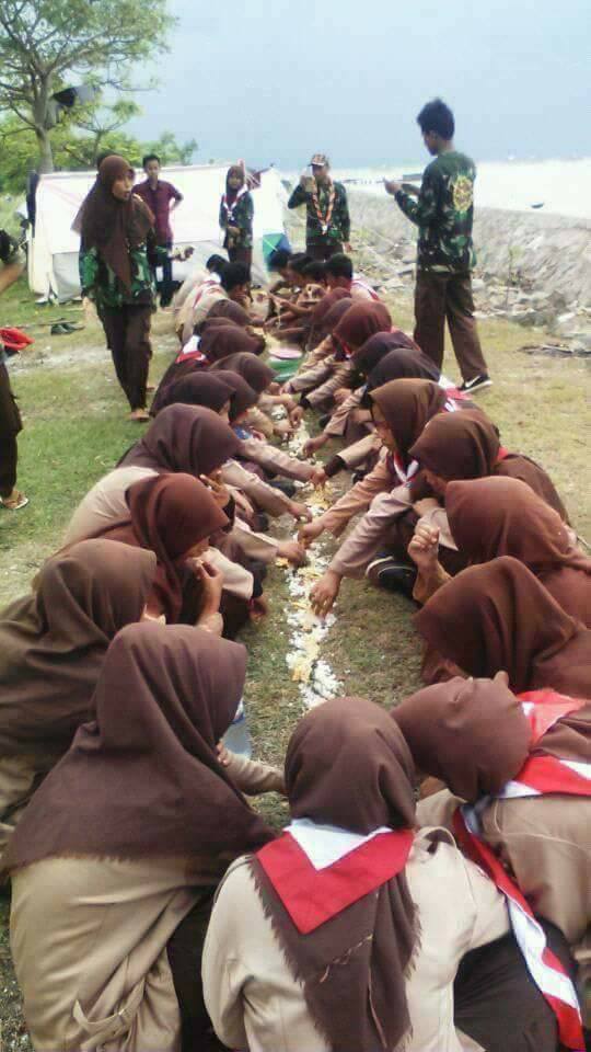 Foto viral anggota Pramuka makan beralaskan tanah ini bikin geram