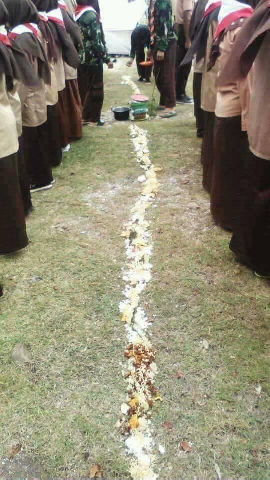 Foto viral anggota Pramuka makan beralaskan tanah ini bikin geram