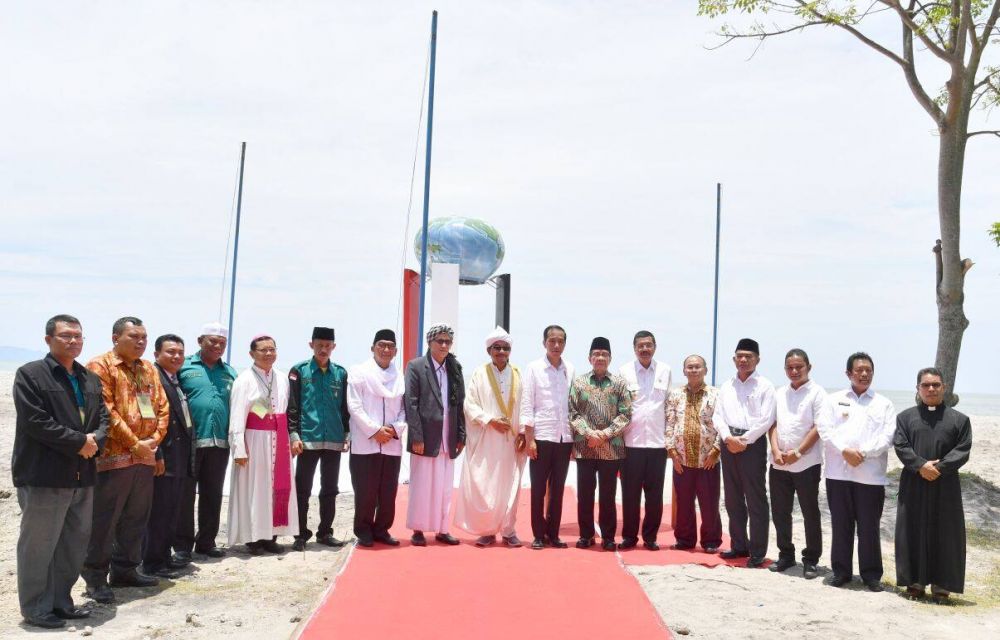 Presiden Jokowi kenakan jubah persis Raja Salman saat peresmian ini