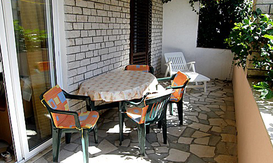 10 Ide menata teras kecil biar nyaman buat ngeteh bareng keluarga