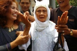 5 Kasus anak gugat ibu kandung ini bikin ngelus dada, kok tega ya