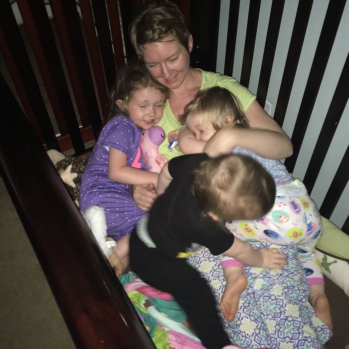 10 Foto ibu dengan 3 balita ini tunjukkan susahnya mengurus anak