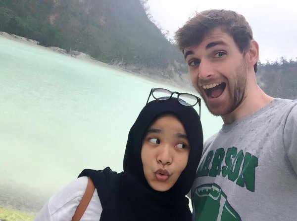 Kisah cinta traveler asal Belanda, jadi mualaf demi nikahi gadis Medan