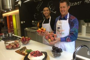 Punya summer fruit? Yuk, buat pavlova dengan saus plum di rumah