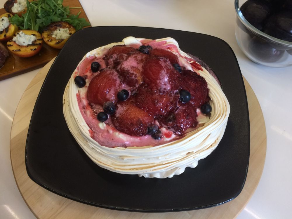Punya summer fruit? Yuk, buat pavlova dengan saus plum di rumah