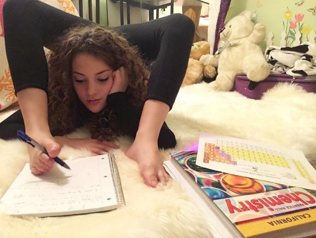 10 Foto Sofie Dossie cewek paling lentur di dunia, awas ngilu!