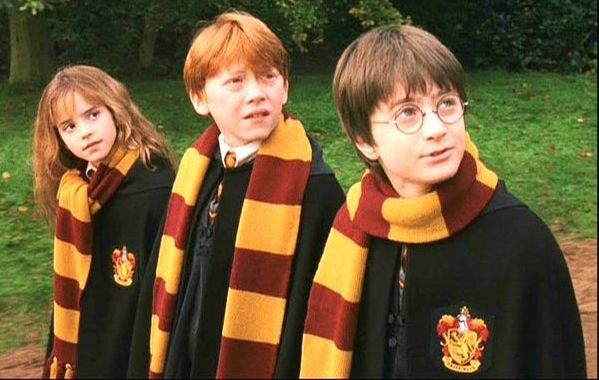 13 Foto transformasi 'tiga sekawan' di film Harry Potter, pangling deh