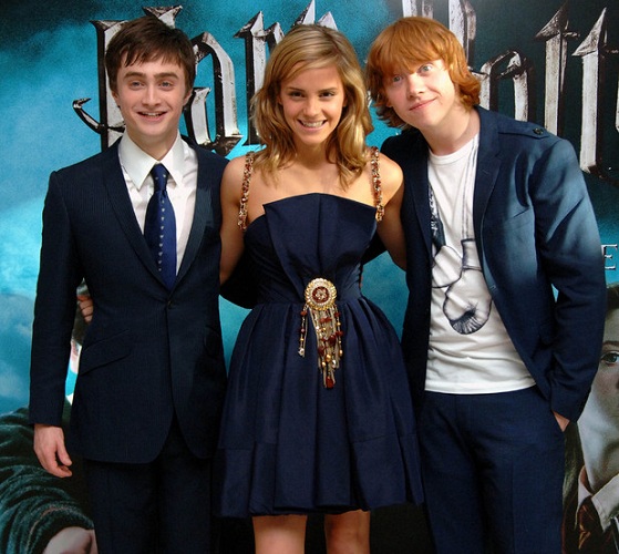13 Foto transformasi 'tiga sekawan' di film Harry Potter, pangling deh