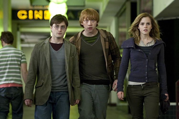 13 Foto transformasi 'tiga sekawan' di film Harry Potter, pangling deh