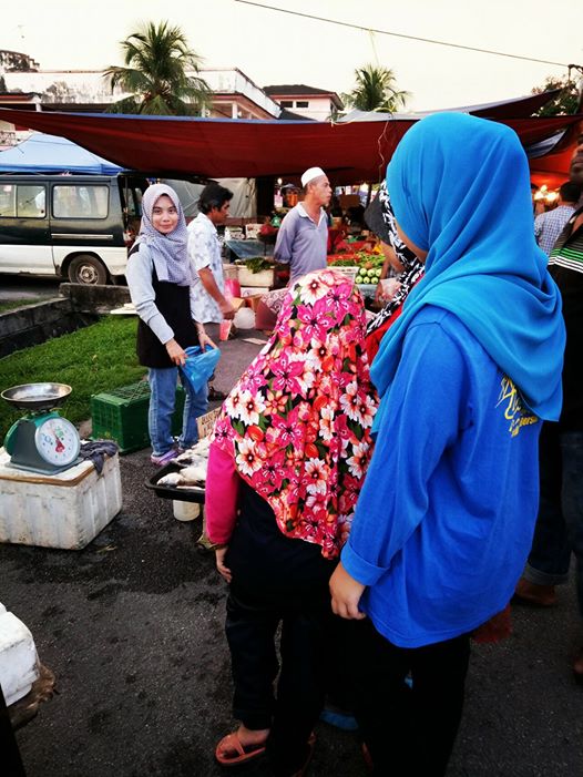 7 Foto Nur Ashikin, penjual ikan berhijab yang inspiratif banget