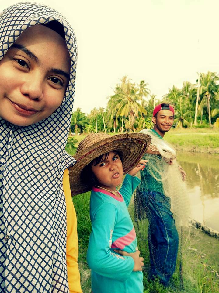 7 Foto Nur Ashikin, penjual ikan berhijab yang inspiratif banget