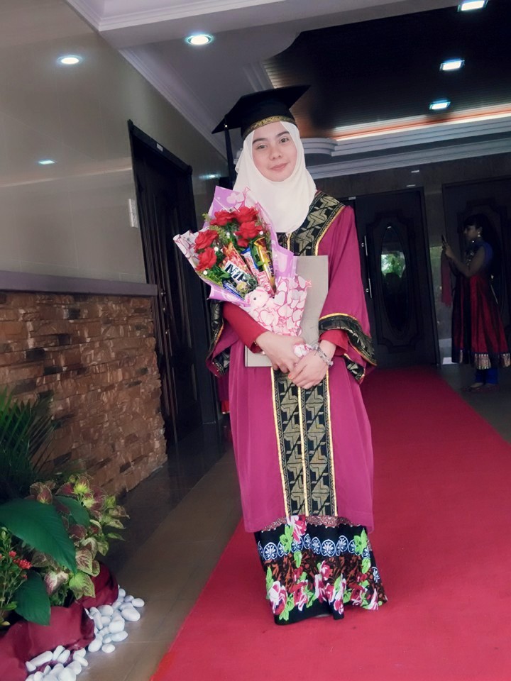 7 Foto Nur Ashikin, penjual ikan berhijab yang inspiratif banget