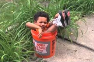 10 Potret balita tersangkut ini undang tanya, kok bisa?