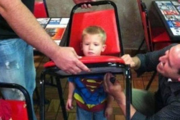 10 Potret balita tersangkut ini undang tanya, kok bisa?