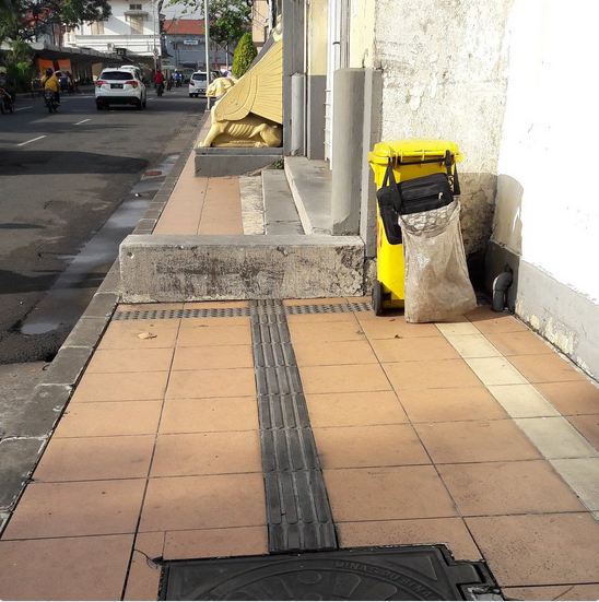 10 Foto penyalahgunaan trotoar ini bikin geram pejalan kaki