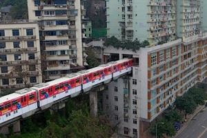 Inovasi di kala terdesak, jalur monorel ini menembus gedung apartemen