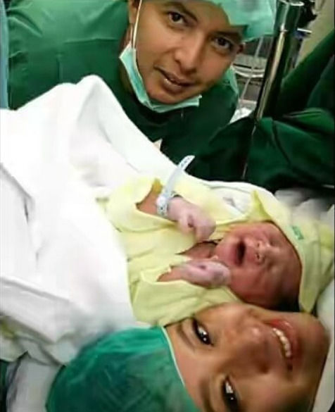 9 Potret seleb temani istri melahirkan ini bikin haru dan penuh cinta