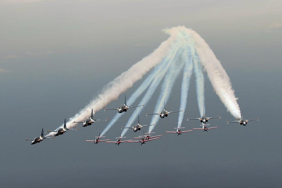 10 Aksi duet tim Jupiter Aerobatik TNI AU & AU Korsel di Malaysia