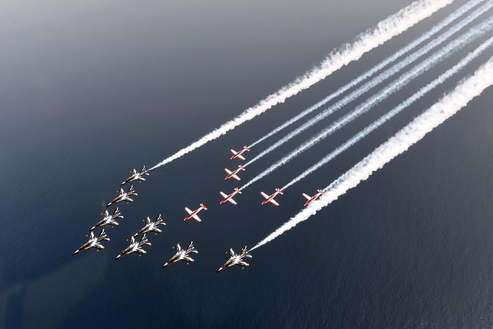10 Aksi duet tim Jupiter Aerobatik TNI AU & AU Korsel di Malaysia