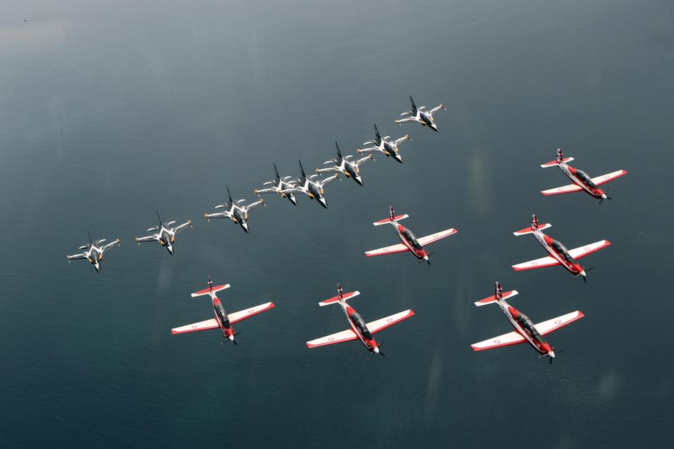 10 Aksi duet tim Jupiter Aerobatik TNI AU & AU Korsel di Malaysia