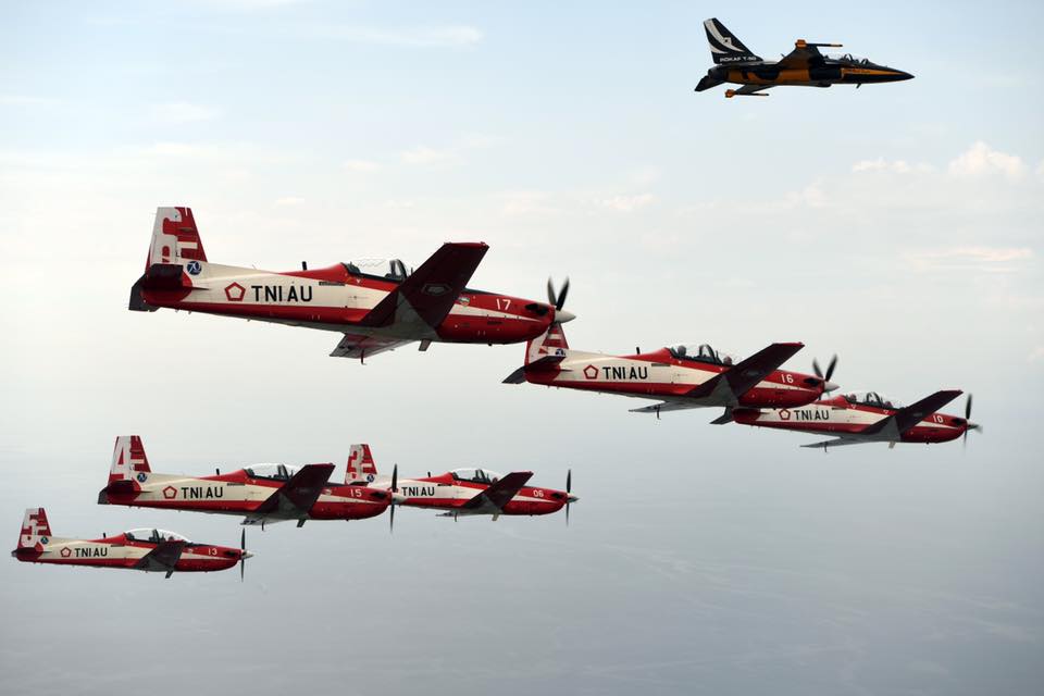 10 Aksi duet tim Jupiter Aerobatik TNI AU & AU Korsel di Malaysia