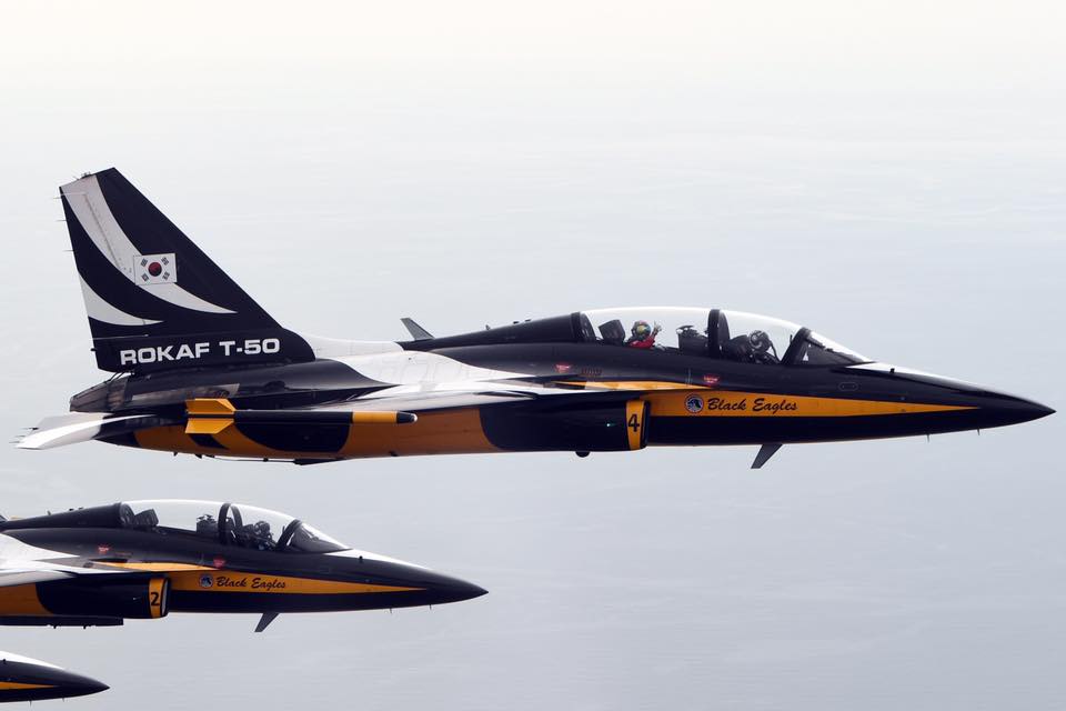10 Aksi duet tim Jupiter Aerobatik TNI AU & AU Korsel di Malaysia