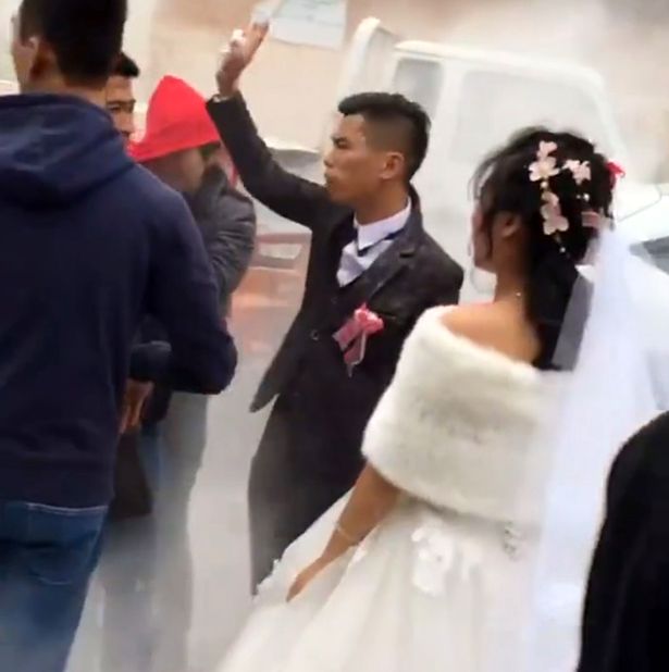 Prank jadi tradisi pernikahan, bridesmaid ini jadi korban sesak napas