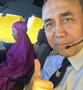 Potret kopilot tengah salat di kokpit pesawat ini tuai pujian netizen