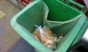 Pengemis buang makanan pemberian orang ini bikin geleng-geleng kepala