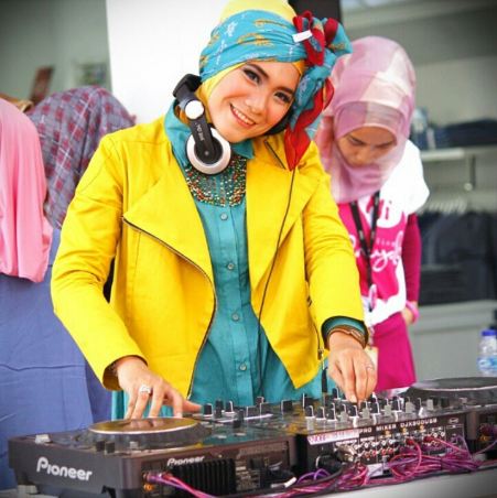 Nggak cuma Chika Riska, Satchy lebih dulu dikenal jadi DJ berhijab