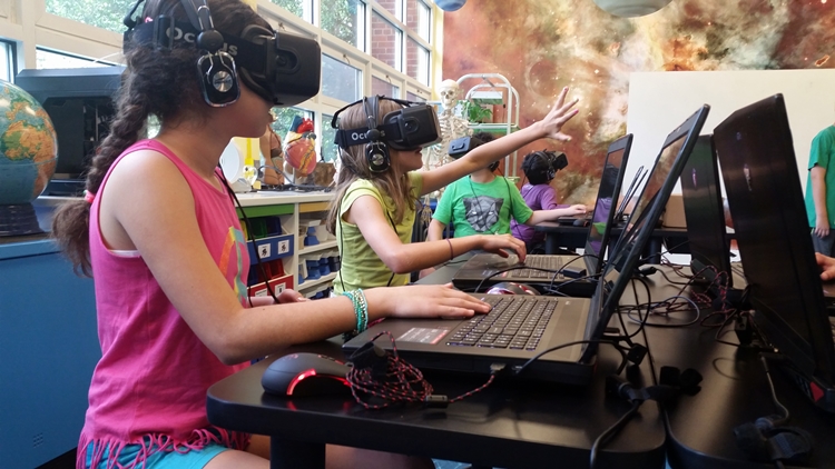 Nggak cuma buat game, VR juga bisa bantu siswa semangat belajar lho