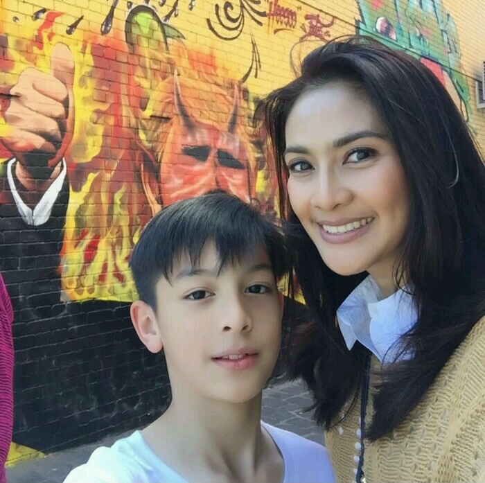 Nikah sama bule, 16 selebriti ini punya anak yang berparas rupawan