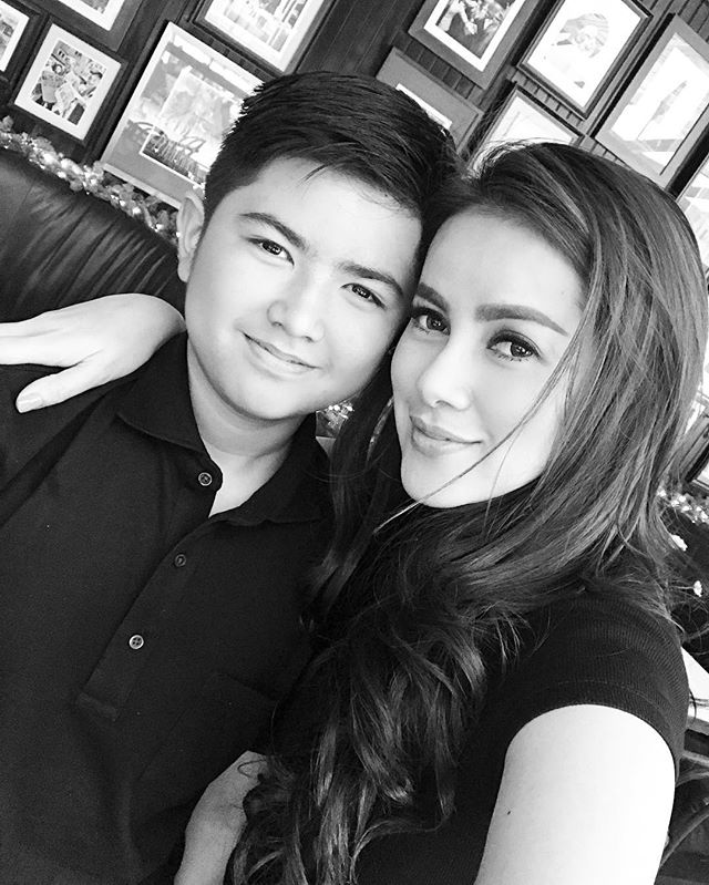 Nikah sama bule, 16 selebriti ini punya anak yang berparas rupawan