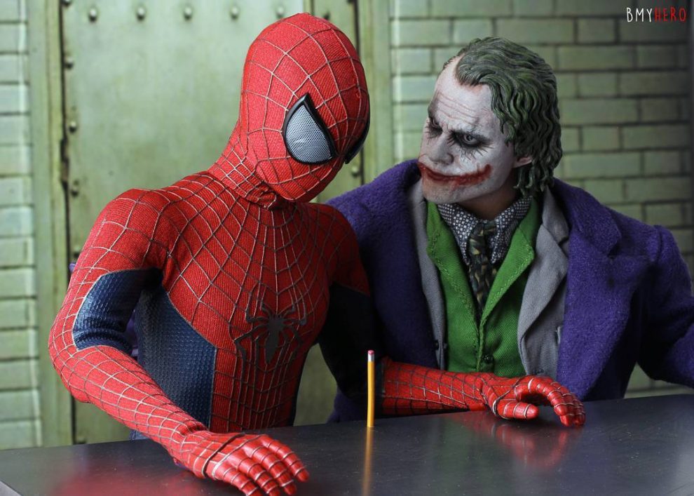 15 Kegiatan para superhero saat nggak ada musuh, gokil abis