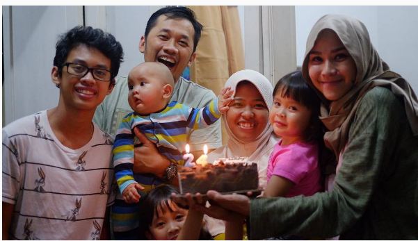 Potret kedekatan 7 seleb dengan ART-nya, selfie hingga liburan bareng