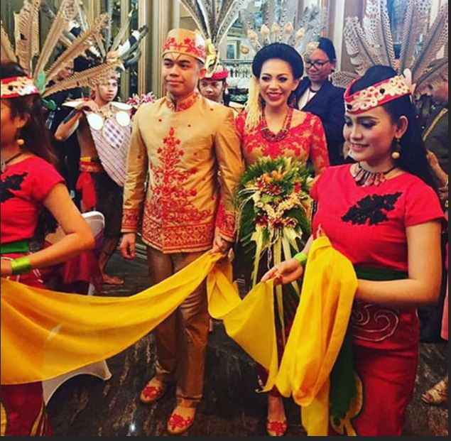 10 Potret meriahnya pernikahan Kezia Karamoy, megah dengan adat Dayak