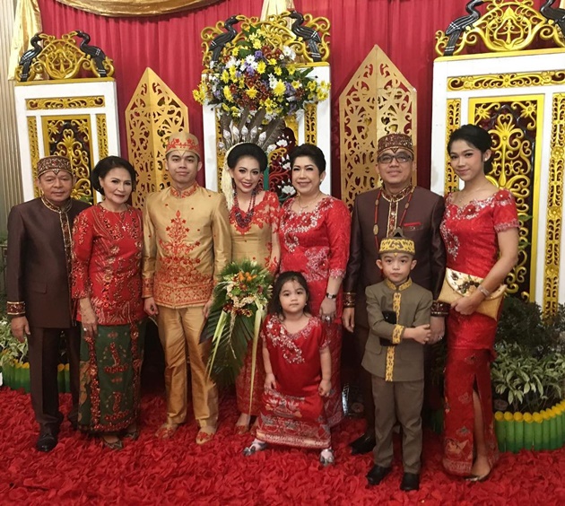 10 Potret meriahnya pernikahan Kezia Karamoy, megah dengan adat Dayak