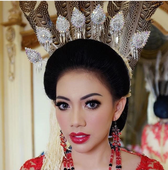 10 Potret meriahnya pernikahan Kezia Karamoy, megah dengan adat Dayak