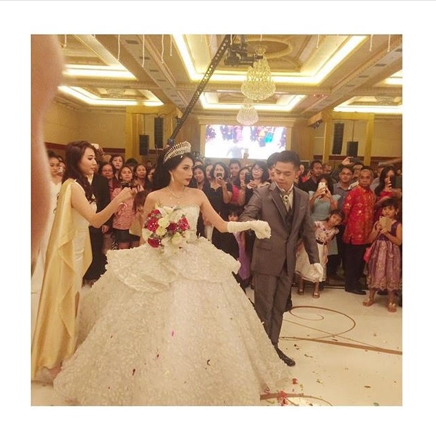 10 Potret meriahnya pernikahan Kezia Karamoy, megah dengan adat Dayak