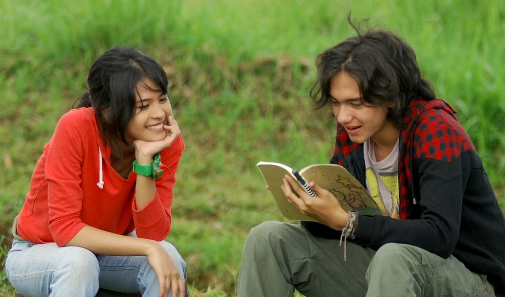 Serasi & mesra di film, sayang banget 7 pasang artis ini nggak pacaran