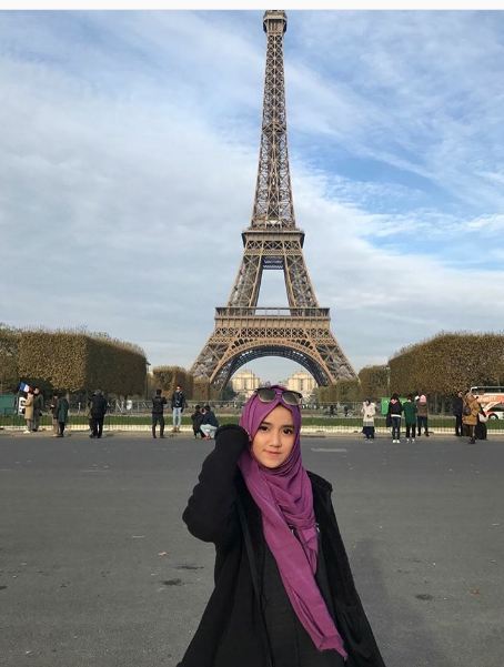 8 Gaya berhijab cantik ala Wirda Mansur ini simple buat kamu contek