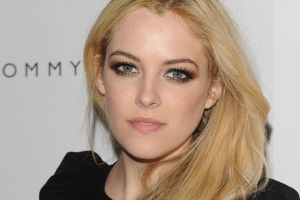 Cucu legenda rock n roll Elvis Presley kini jadi artis, ini 15 fotonya