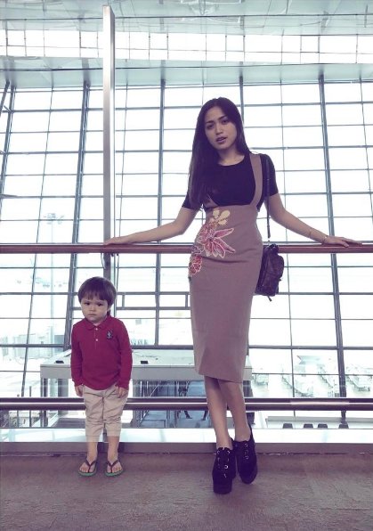 8 Gaya fashion selebriti Indonesia saat di bandara, mana favoritmu?