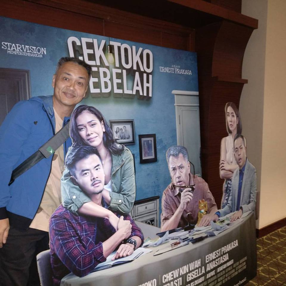 12 Foto keseharian Chew Kin Wah 'Cek Toko Sebelah', selucu di film?