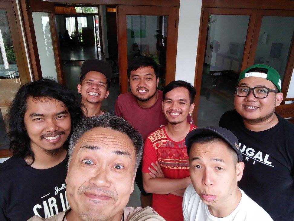 12 Foto keseharian Chew Kin Wah 'Cek Toko Sebelah', selucu di film?