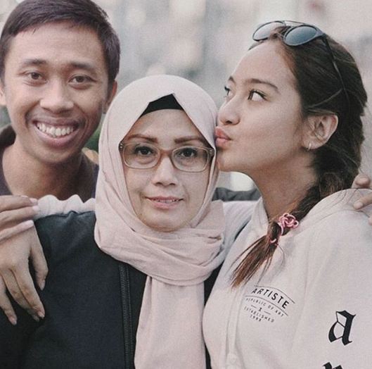 Imajinasi level dewa, pria ini edit 10 fotonya menyanding artis cantik