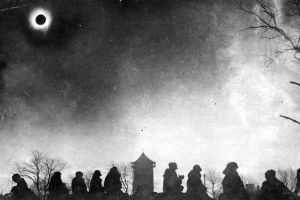 15 Foto suasana perburuan melihat gerhana matahari 100 tahun silam