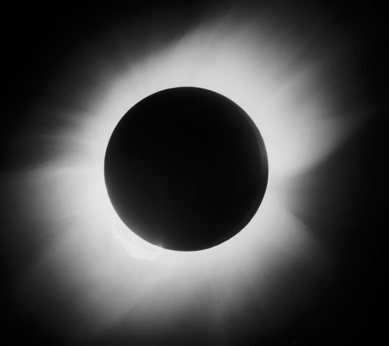 15 Foto suasana perburuan melihat gerhana matahari 100 tahun silam