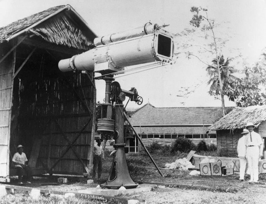 15 Foto suasana perburuan melihat gerhana matahari 100 tahun silam