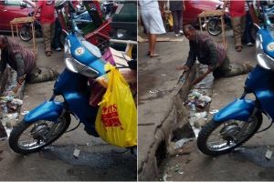 Potret pria tua bersihkan selokan penuh sampah ini bikin hati trenyuh